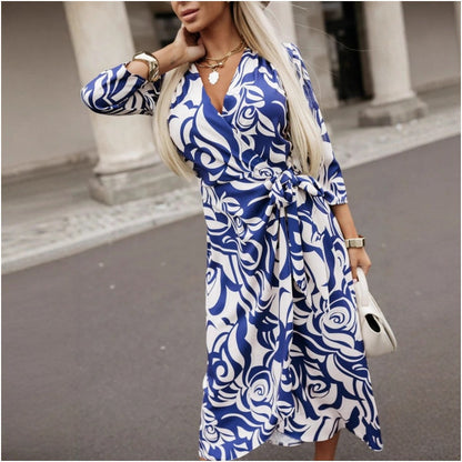 Módní šaty s potiskem v pase a výstřihem do V