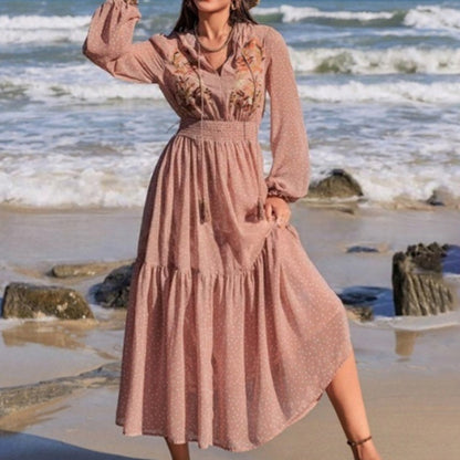 Elegantní dámské šaty s puntíkovaným potiskem